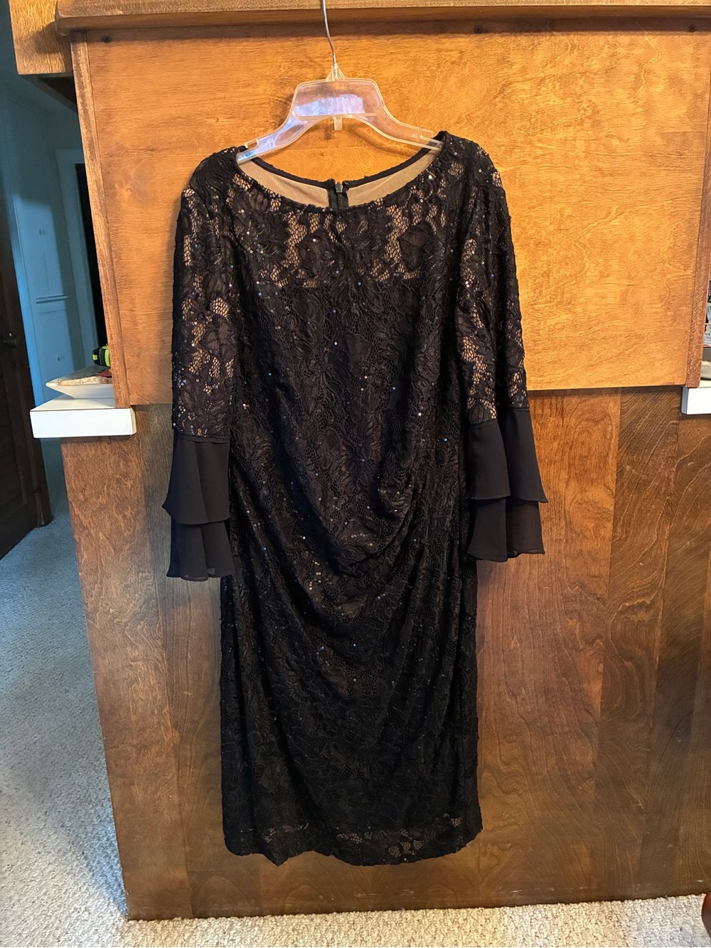Elegant Black Lace Sleeve Evening Dress